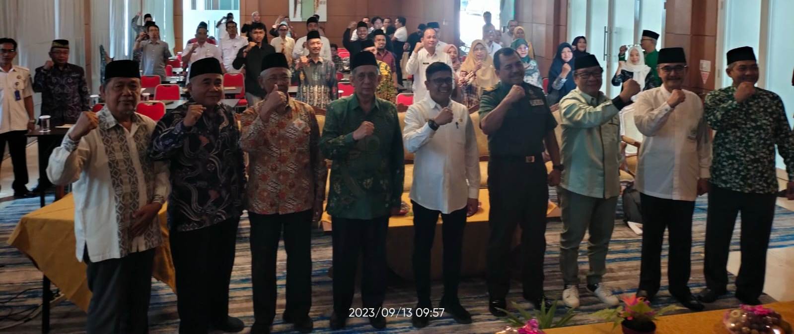 Usai pembukaan Seminar sesi fhoto bersama